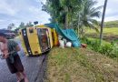 Diduga Hindari Truk dari Arah Berlawanan Truk Engkel Terguling di Kaligondo Genteng.