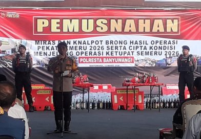Ribuan Liter Miras dan Ratusan Barang Bukti Dimusnahkan dalam Operasi Pekat Semeru 2026 di Banyuwangi.
