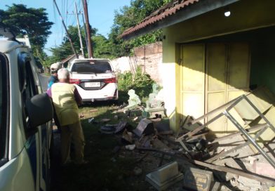 Kecelakaan Tunggal di Kabat Banyuwangi, Avanza Hantam Toko Batu Nisan dan Tiang Telkom.