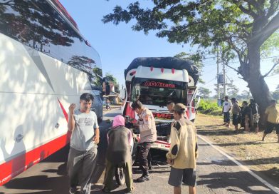 Kecelakaan Beruntun Lima Kendaraan di Wongsorejo Banyuwangi, Pengendara Motor Tewas Terhimpit Truk. Kecelakaan Beruntun Lima Kendaraan di Wongsorejo Banyuwangi, Pengendara Motor Tewas Terhimpit Truk.