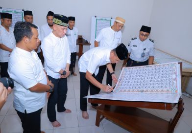 Resmikan Al-Qur’an Raksasa, Kakanwil Ditjen Pas Jatim Sebut Lapas Banyuwangi Sukses Kembangkan Pembinaan Kreatif. Resmikan Al-Qur’an Raksasa, Kakanwil Ditjen Pas Jatim Sebut Lapas Banyuwangi Sukses Kembangkan Pembinaan Kreatif.