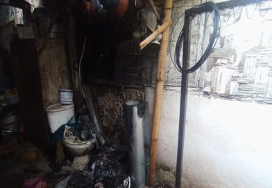 Kebakaran Rumah di Tukangkayu Banyuwangi Diduga Api Berasal Dari Tungku Masak. Kebakaran Rumah di Tukangkayu Banyuwangi Diduga Api Berasal Dari Tungku Masak.