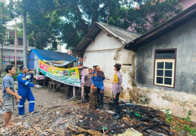 Kebakaran Rumah Kosong di Penganjuran Banyuwangi Diduga Akibat Pembakaran Sampah, Api Cepat Dipadamkan.