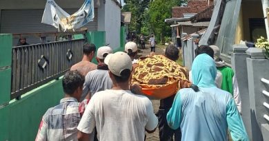 Petani Asal Kecamatan Genteng Tewas Tenggelam di Sungai Usai Terpeleset Saat Angkut Padi di Kaligondo. Petani Asal Kecamatan Genteng Tewas Tenggelam di Sungai Usai Terpeleset Saat Angkut Padi di Kaligondo.
