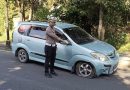 Diduga Kondisi Kesehatan Pengemudi Menurun, Mobil Xenia Tabrak Pembatas Jalan Hingga Terguling di Jalan Gajah Mada Banyuwangi.