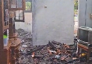 Rumah di Muncar Banyuwangi Terbakar Saat Siang Hari Diduga Akibat Setrika Lupa Dimatikan.