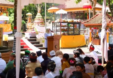 Bupati Ipuk Hadiri Pagerwesi dan Pujawali di Pura Giri Salaka Alas Purwo, Ribuan Umat Padati Lokasi. Bupati Ipuk Hadiri Pagerwesi dan Pujawali di Pura Giri Salaka Alas Purwo, Ribuan Umat Padati Lokasi.
