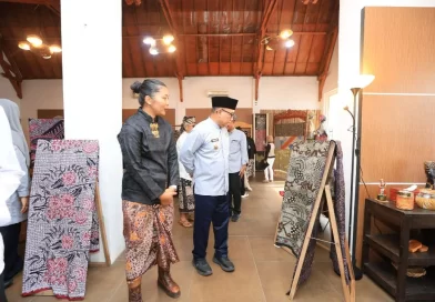 Pusat Batik Banyuwangi Resmi Hadir, Permudah Akses Wastra Lokal dan Dongkrak Ekonomi Perajin. Pusat Batik Banyuwangi Resmi Hadir, Permudah Akses Wastra Lokal dan Dongkrak Ekonomi Perajin.