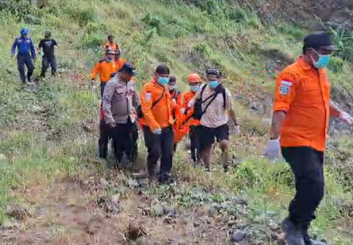 Tim SAR Temukan Lansia Hilang di Kebun Desa Tambong Banyuwangi dalam Kondisi Meninggal Dunia. Tim SAR Temukan Lansia Hilang di Kebun Desa Tambong Banyuwangi dalam Kondisi Meninggal Dunia.