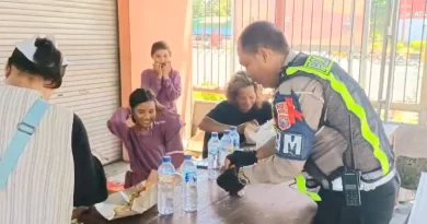 Aksi Humanis Polisi Banyuwangi di Ketapang, Bagikan Makan Siang untuk Pengendara yang Kelelahan. Aksi Humanis Polisi Banyuwangi di Ketapang, Bagikan Makan Siang untuk Pengendara yang Kelelahan.