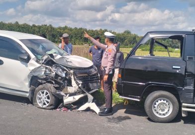 Kecelakaan Dua Mobil di Karangdoro Tegalsari, Tanpa Korban Jiwa Kerugian Capai Belasan Juta. Kecelakaan Dua Mobil di Karangdoro Tegalsari, Tanpa Korban Jiwa Kerugian Capai Belasan Juta.