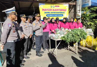 Aksi Sosial Mayur Kamtibmas, Polresta Banyuwangi Salurkan Sayur Gratis untuk Warga Genteng.