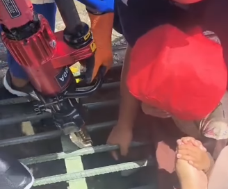 Kaki Bocah Perempuan Terjepit di Got Jalan Tiga Berlian Banyuwangi, Damkar Lakukan Evakuasi Dramatis. Kaki Bocah Perempuan Terjepit di Got Jalan Tiga Berlian Banyuwangi, Damkar Lakukan Evakuasi Dramatis.