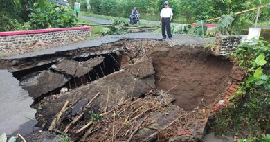 Hujan Deras Picu Jembatan di Tapansari Cluring Banyuwangi Rusak Parah Hingga Mobilitas Warga Terganggu.