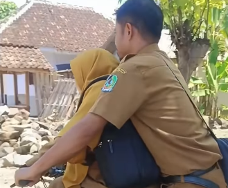 Viral Pasangan ASN Wongsorejo Banyuwangi Berangkat Kerja Naik Sepeda Berdua, Jadi Inspirasi Hemat Energi. Viral Pasangan ASN Wongsorejo Banyuwangi Berangkat Kerja Naik Sepeda Berdua, Jadi Inspirasi Hemat Energi.