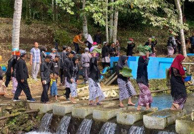 Wujud Syukur Atas Adanya Sumber Mata Air Kajar Warga Suku Osing Glagah GelarTradisi Ithuk-ithukan