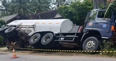 Insiden Truk Tangki BBM di Pesanggaran Banyuwangi, Terperosok Saat Menuju Tambang Emas. Insiden Truk Tangki BBM di Pesanggaran Banyuwangi, Terperosok Saat Menuju Tambang Emas.