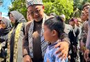 Menteri Pendidikan Dasar dan Menengah Republik Indonesia Prof. Abdul Mu'ti saat Bercengkrama Bersama Siswa di Taman Blambangan Banyuwangi, Sabtu(02/05). Foto : Putri Banyuwangihits.id