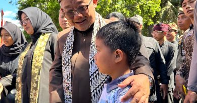 Menteri Pendidikan Dasar dan Menengah Republik Indonesia Prof. Abdul Mu'ti saat Bercengkrama Bersama Siswa di Taman Blambangan Banyuwangi, Sabtu(02/05). Foto : Putri Banyuwangihits.id