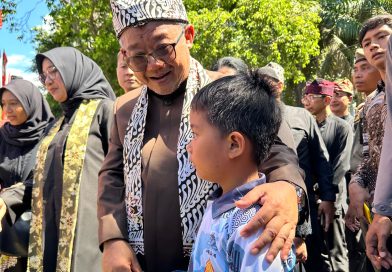 Menteri Pendidikan Dasar dan Menengah Republik Indonesia Prof. Abdul Mu'ti saat Bercengkrama Bersama Siswa di Taman Blambangan Banyuwangi, Sabtu(02/05). Foto : Putri Banyuwangihits.id