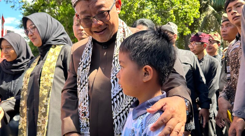 Menteri Pendidikan Dasar dan Menengah Republik Indonesia Prof. Abdul Mu'ti saat Bercengkrama Bersama Siswa di Taman Blambangan Banyuwangi, Sabtu(02/05). Foto : Putri Banyuwangihits.id