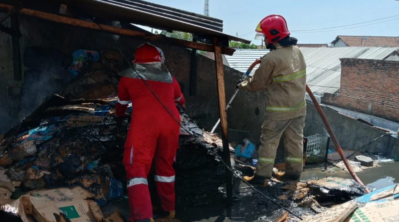 Diduga Akibat Hubungan Arus Pendek Listrik Toko di Banyuwangi Dilahap Si Jago Merah.