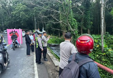 Diduga Sopir Mengantuk Kendaraan Jenis Truk Tercebur ke Sungai Sekitar Pasar Sapi Glenmore