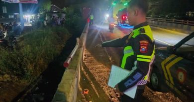 Hindari Pejalan Kaki Truk Box Terguling di Jembatan Kramasan Wongsorejo.