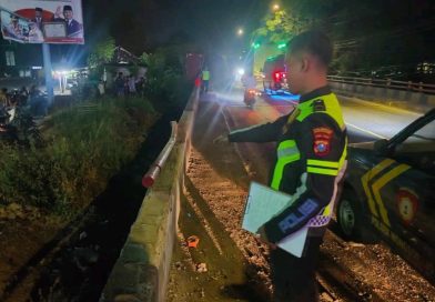 Hindari Pejalan Kaki Truk Box Terguling di Jembatan Kramasan Wongsorejo.