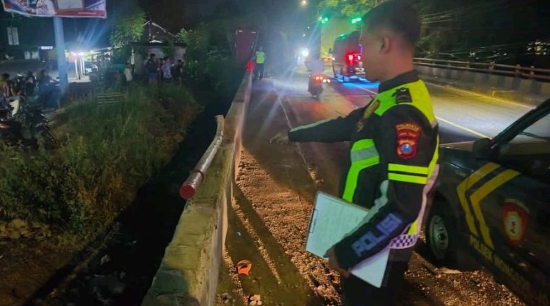 Hindari Pejalan Kaki Truk Box Terguling di Jembatan Kramasan Wongsorejo.