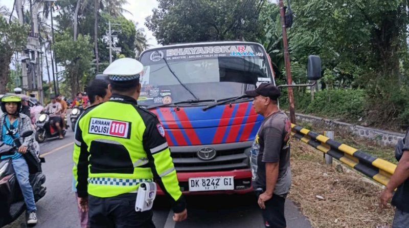 Kecelakaan Beruntun Libatkan Empat Kendaraan di Jalan Raya Ketapang, Sopir Truk Bermuatan Sapi Alami Luka-Luka.